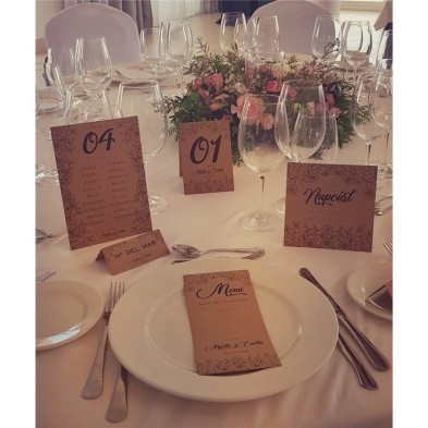 Marca sitio con nombre del invitado para mesa banquete de boda diseño Kraft