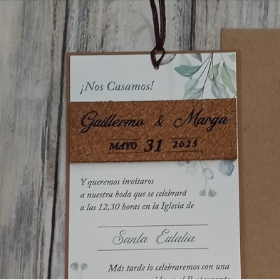 Invitación hojas verdes detalle en corcho