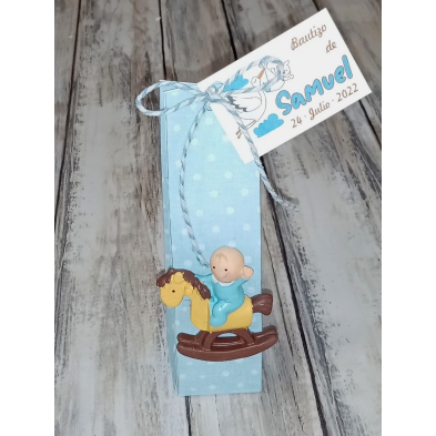 Imán bebé azul en caballito con caja de peladillas