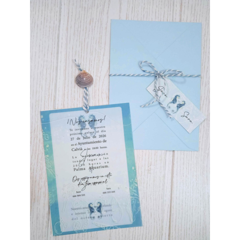 Invitación de boda caballitos de mar papel vegetal sobre azul