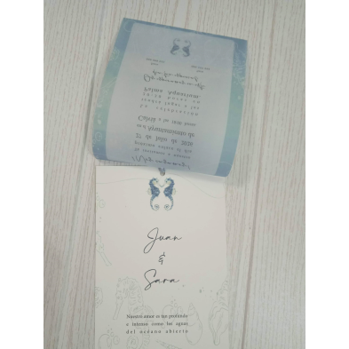 Invitación de boda caballitos de mar papel vegetal sobre azul