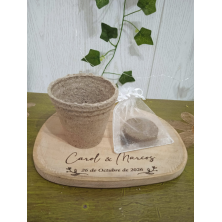 Bandeja de madera con vasito y semillas