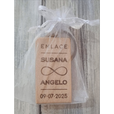 LLavero madera boda personalizado infinito